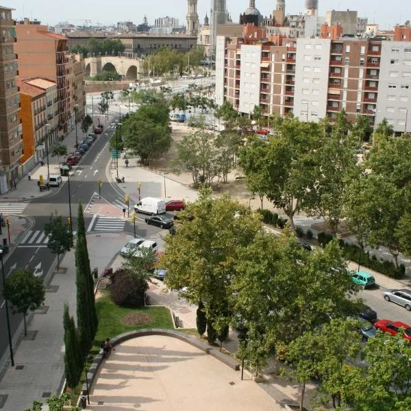 Hostal Puente de Piedra, hotel di Zaragoza