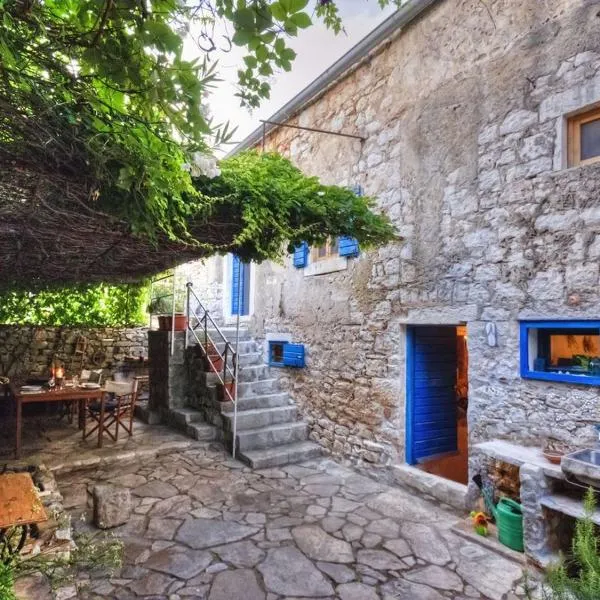 450 year-old house with a garden, hotel di Zastražišće