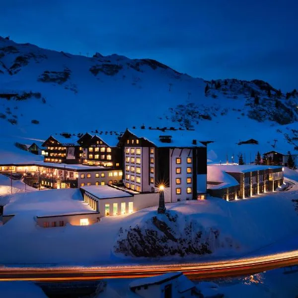 Hotel Zürserhof: Zürs am Arlberg şehrinde bir otel