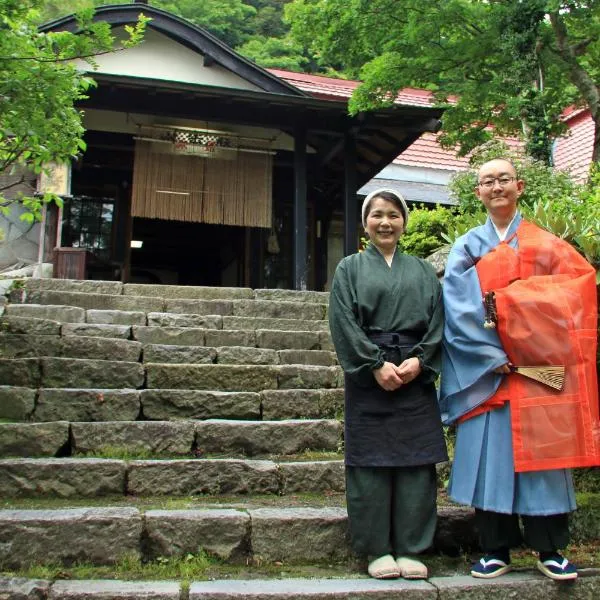 Shukubo Kansho-in Temple Sanrakuso, отель в городе Daisen