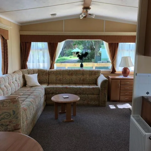 40 Glenfinart Caravan Park، فندق في دونون