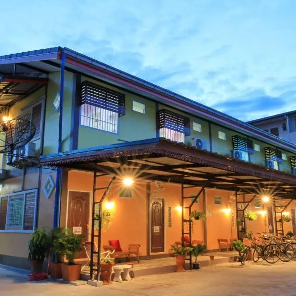 Siri Guesthouse, hotel em Phra Nakhon Si Ayutthaya