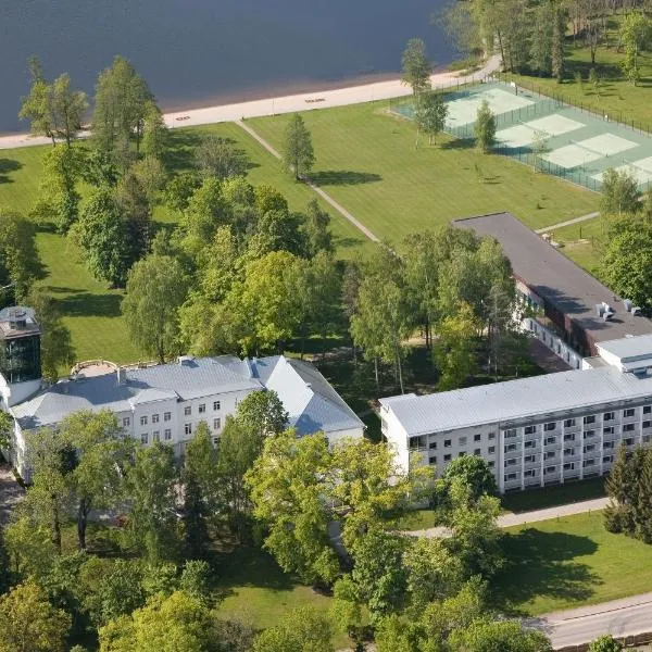 Pühajärve Spa & Holiday Resort: Nõuni şehrinde bir otel