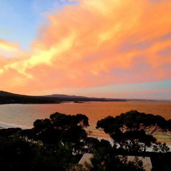 DOLPHIN LOOKOUT COTTAGE - amazing views of the Bay of Fires, viešbutis mieste Sent Helensas