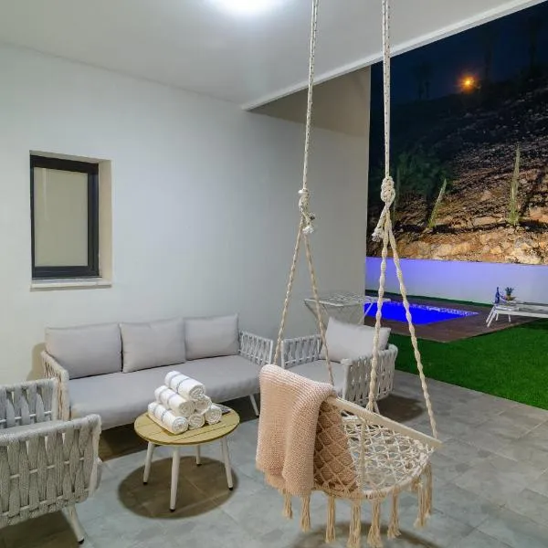 Michaelangelo Luxury Garden Apartment with Private Pool, hotel di Yavneʼel