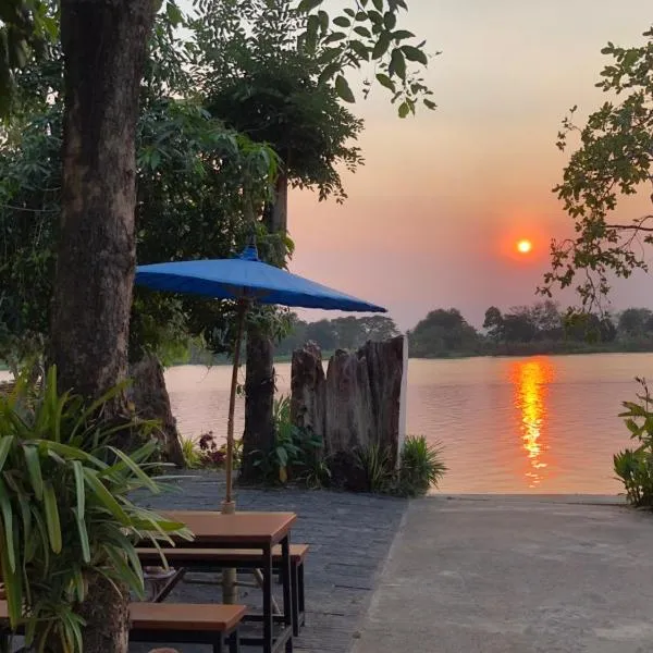 Ruen Thai Ban Rim Nam, hotel di Kamphaeng Phet