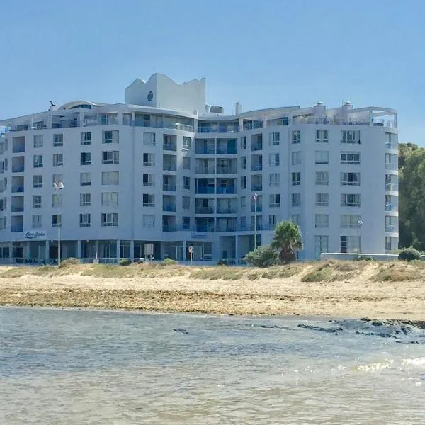 Ocean Breeze Hotel, хотел в Странд