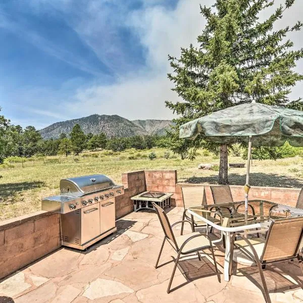 Lovely Flagstaff Home with BBQ and Mountain Views!, hotel en Flagstaff