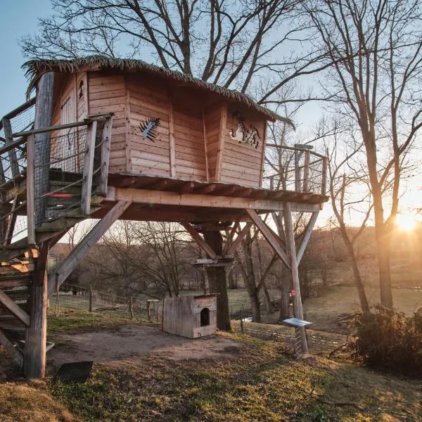 Treehouse Křemílek، فندق في Prčíce