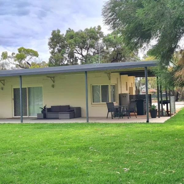 Riversands Rest Accommodation Paringa - River Box Cottage, hotel di Renmark