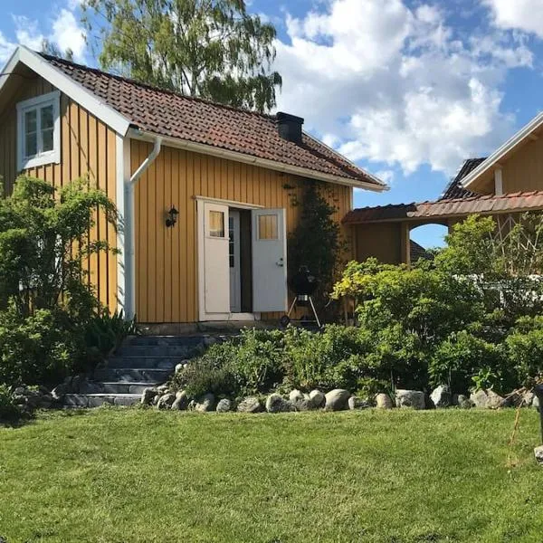 Cozy lodge at horse farm with lake and sauna, hotel en Gnesta