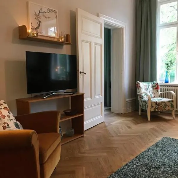 Artistic and light 2 room apartment in SoFo 65sqm, hotel v destinácii Solna