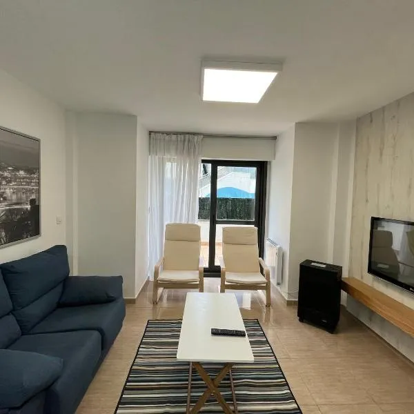 Apartamento con terraza,2 min de la playa, Ares, hotel en Ferrol