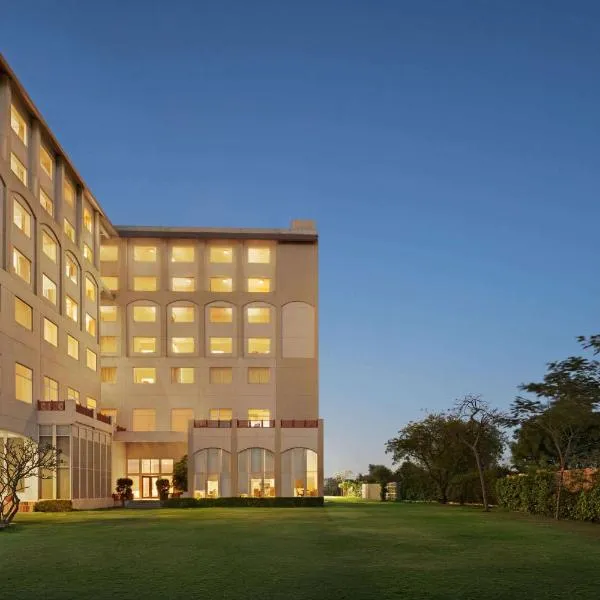 Ramada by Wyndham Jaipur Jaisinghpura โรงแรมในBorāj