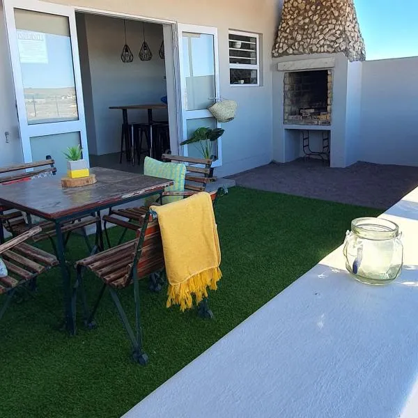 Bellas Cottage, hotel di Langebaan