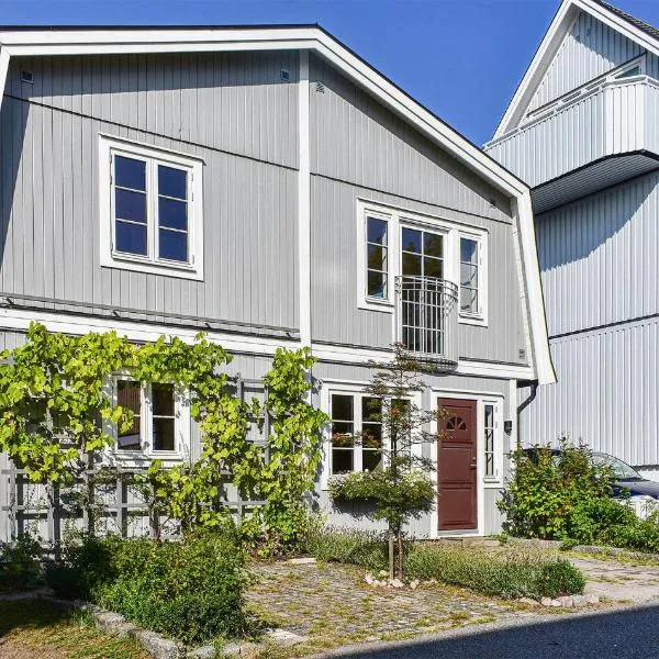 Cozy Home In Karlskrona With Kitchen, hótel í Karlskrona