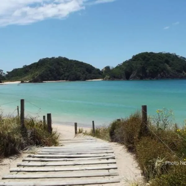 Matapouri bach - beautiful Northland beach, hotel en Matapouri