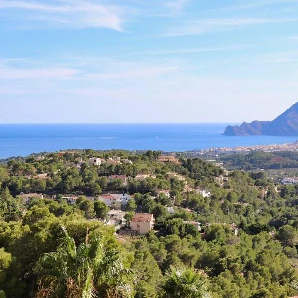 Large chalet with private pool, hotel in Altea