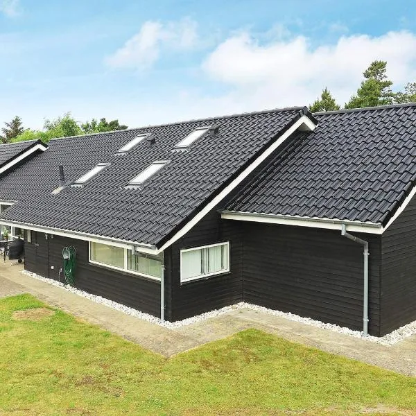 Four-Bedroom Holiday home in Blåvand 24, hotel in Blåvand