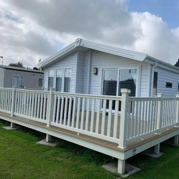 8 BIRTH LODGE ON CAYTON BAY HOLIDAY PARK, hotel v destinácii Bridlington