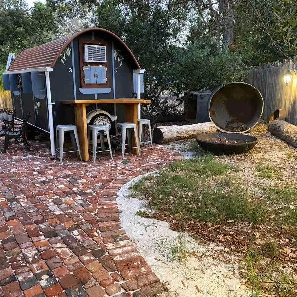 Gypsy Van Tiny House with Unique Outdoor Bathroom, WIFI & Firepit, hótel í Mandurah