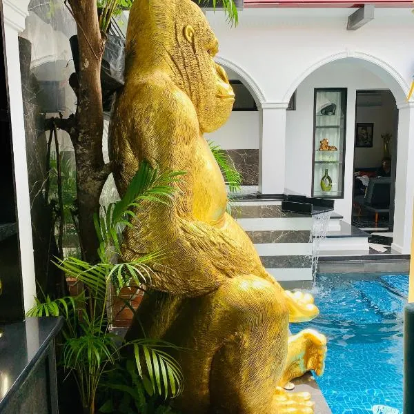 Golden Gorilla Villa with private pool & jacuzzi: Angeles şehrinde bir otel