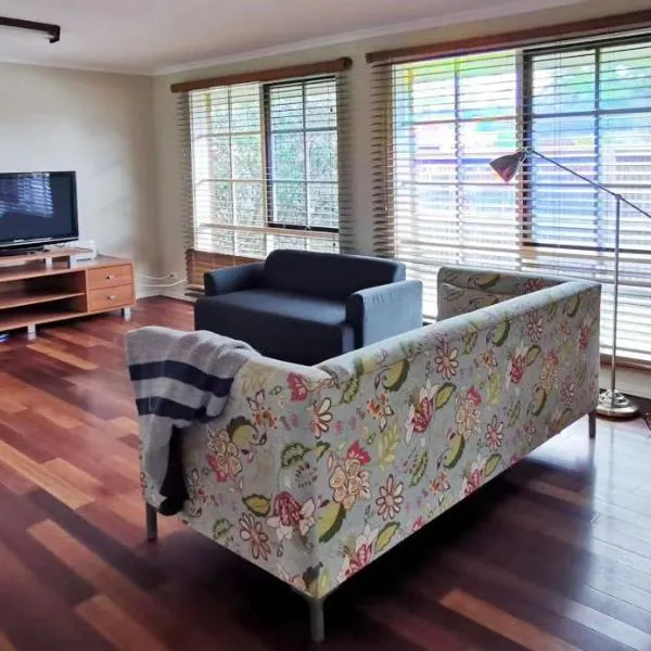 Spacious and cozy home next to Glen Waverley, hotel em Ringwood