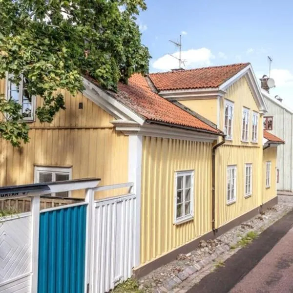 Central lägenhet i 1700-talshus, hotel i Västervik