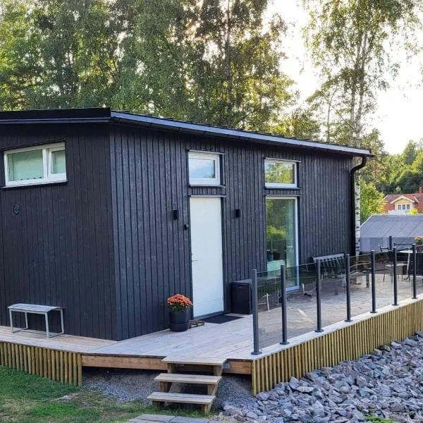 Cabin in the woods, close to Lake Mälaren, хотел в Ескилстуна