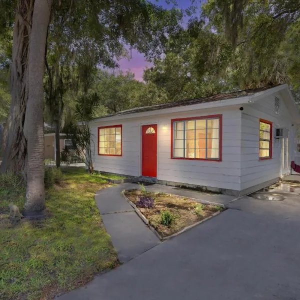 Downtown Single Family Modern Bungalow close to beaches and dining home, hotel v mestu Sarasota