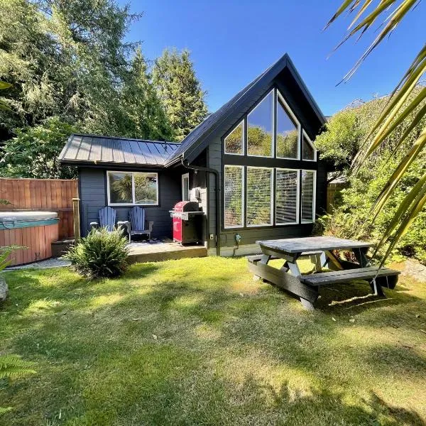 Beautiful Oceanfront Cabin With Hot Tub! - Gone With The Wind, hotelli kohteessa Ucluelet