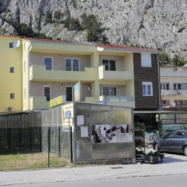 Apartments with a parking space Omis - 10362, готель у місті Оміш