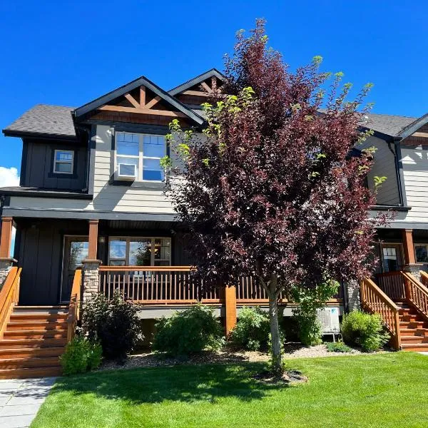 Perfect base Invermere 3bd townhouse mt views with garage, hotel a Invermere