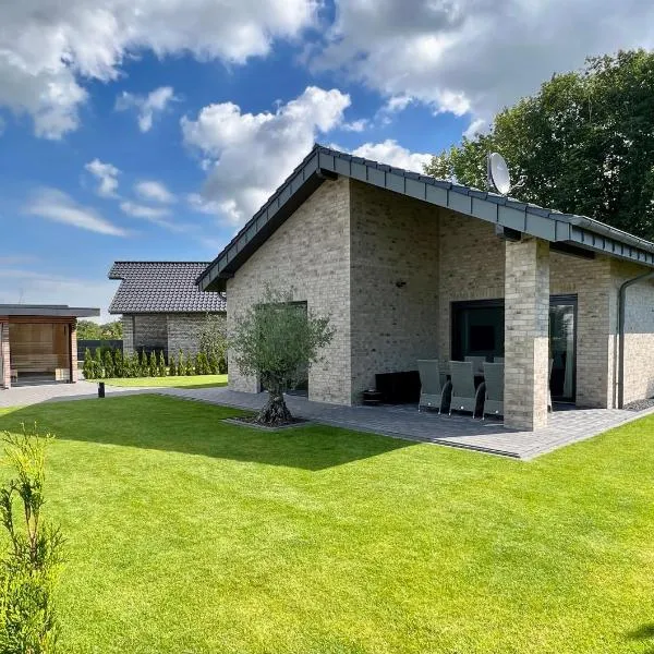 Schönes Ferienhaus mit Sauna am Harkebrügger See in der Nähe von Oldenburg, hótel í Bad Zwischenahn