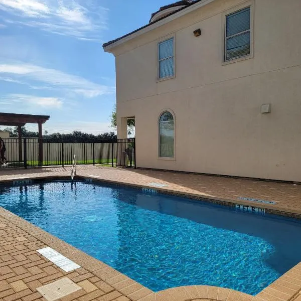 Modern, Private, Smart 4 BR Condo in Desirable Location in McAllen with Pool!, hotel v mestu McAllen