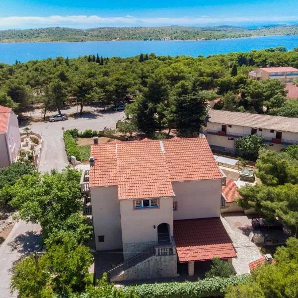 Apartments by the sea Pirovac, Sibenik - 6280 โรงแรมในพิโรวัซ