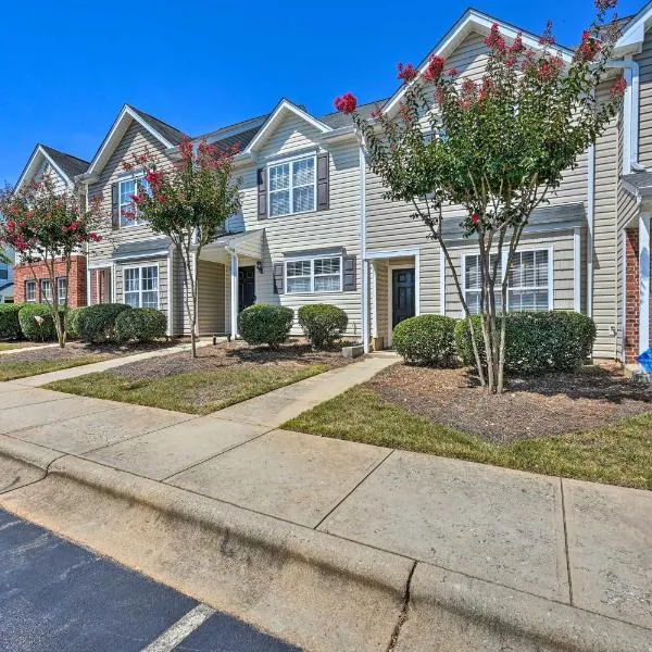 Cozy Greensboro Townhome about 7 Mi to UNC Campus, hotell sihtkohas Greensboro