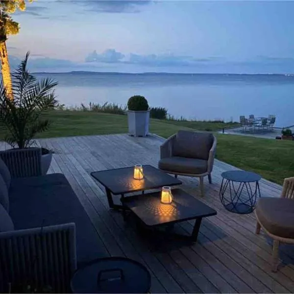 Stylish lake view house, hotel en Vadstena