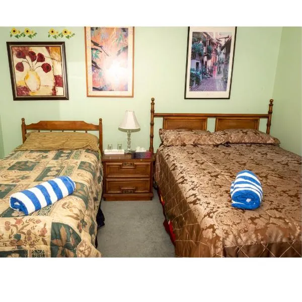 Bed & Breakfast-2 Beds-3 people In Hide-out Private Hidden Bedroom, hotel in Aldergrove