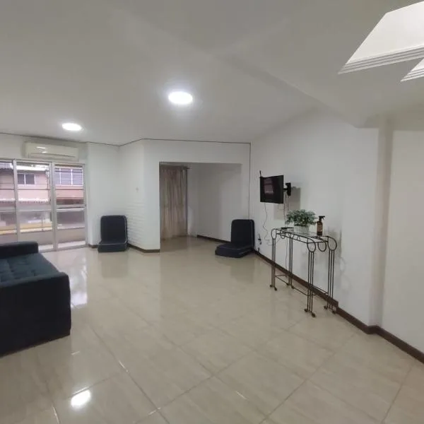 Apartamento amplo pé na areia - Itapema 180m da Praia, hotel sa Itapema