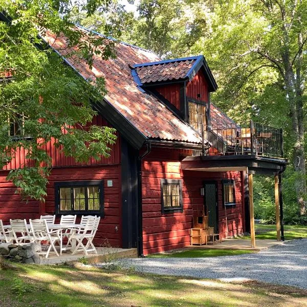 Spectacular 6-bed house in beautiful manor park: Södertälje şehrinde bir otel