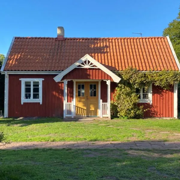 Bo i egen stuga på härlig ölandsgård โรงแรมในLaxeby