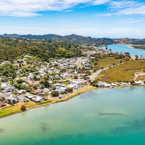 Waterfront Sunsets Studio, hotel en Matapouri