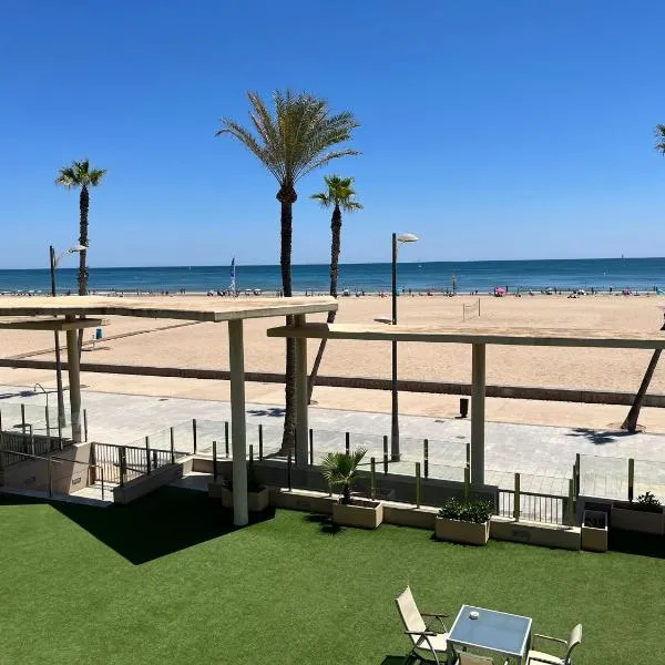 PRIMERA LINEA PLAYA PATACONA, VALENCIA: Valensiya'da bir otel