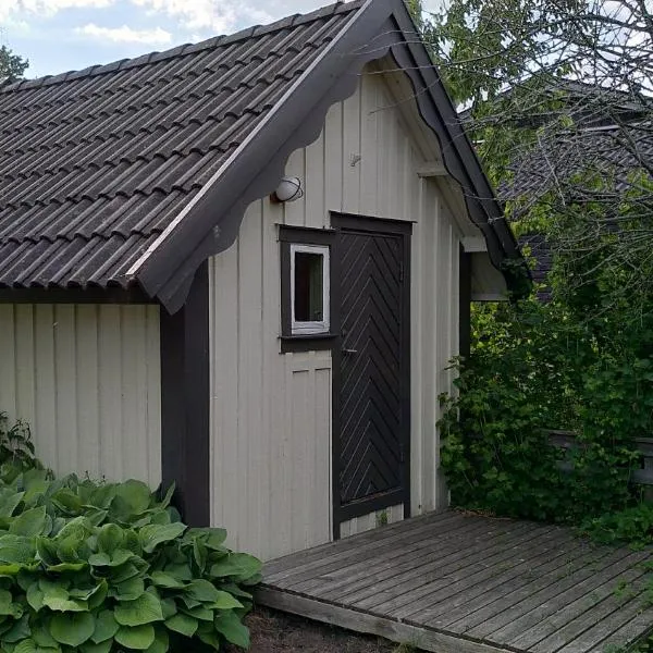 Lilla mysstuga i havsnära โรงแรมในบูอา