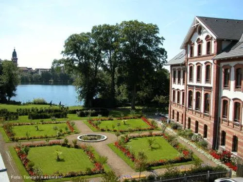 Hotel Am Tiefwarensee, hotelli kohteessa Waren