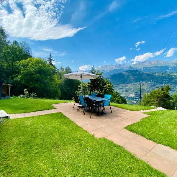 Eco Lodge with Jacuzzi and View in the Swiss Alps, hotel di Evolène