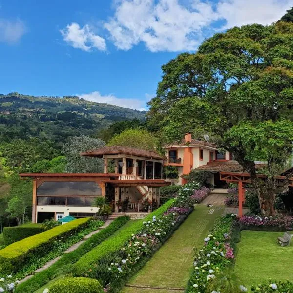 Finca Paraiso Mountain Retreat near San Jose Airport، فندق في Fraijanes