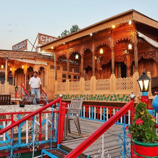 Chicago Group of Houseboats, hotel Szrínagarban