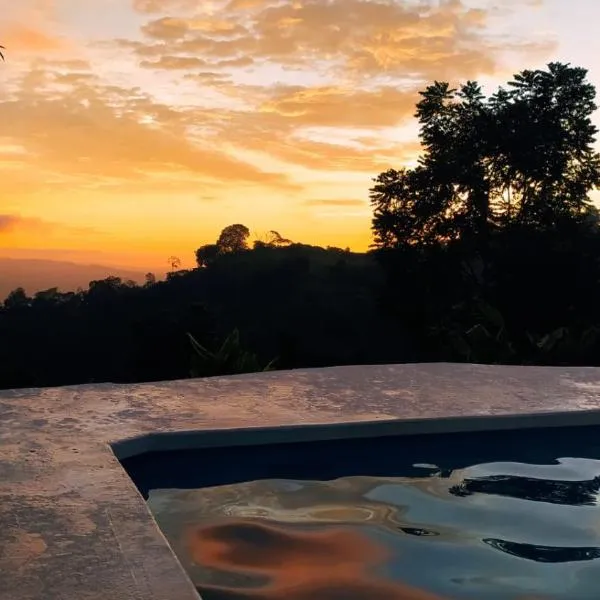 Viesnīca Hermosa finca con vista a la ciudad a 20 min de Bucaramanga pilsētā Pjedekuesta